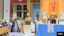 El obispo auxiliar de Managua, monseñor Solvio Báez, celebra una misa en Miami en el día de la Inmaculada Concepción de María, una de las más importantes tradiciones de Nicaragua.