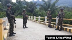 Personel Brimob dalam operasi Tinombala di Poso, Sulawesi Tengah, 4 Maret 2019. (Foto: VOA/Yoanes Litha)
