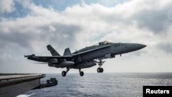 យន្តហោះ F/A-18E Super Hornet ហោះ​ចេញ​ពី​នាវា USS Dwight D. Eisenhower នៅ​ក្នុង​សមុទ្រ​មេឌីទែរ៉ាណេ កាលពី​ថ្ងៃទី២៨ ខែមិថុនា ឆ្នាំ២០១៦។