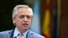 Presiden Argentina Alberto Fernandez berbicara dalam konferensi pers bersama Perdana Menteri Spanyol Pedro Sanchez (tidak tampak di foto) di Istana Moncloa, di Madrid, Spanyol, 11 Mei 2021. (Foto: Reuters)