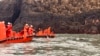 3月14日，中国海警（白色头盔）与金门海巡队（橙色头盔）联合在金门水域搜救落海中国渔民。