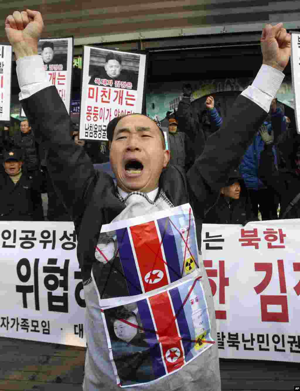 12일 한국 서울에서 열린 북한 로켓 발사 규탄 시위에서 시민단체 회원.