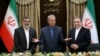 De izquierda a derecha, el portavoz de la agencia nuclear de Irán, Behrouz Kamalvandi; el portavoz del gobierno iraní, Ali Rabiei y el viceministro de Exteriores, Abbas Araghchi durante la conferencia de prensa del domingo.
