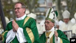 Le pape François arrivant au Benjamin Franklin Parkway pour la messe solennelle