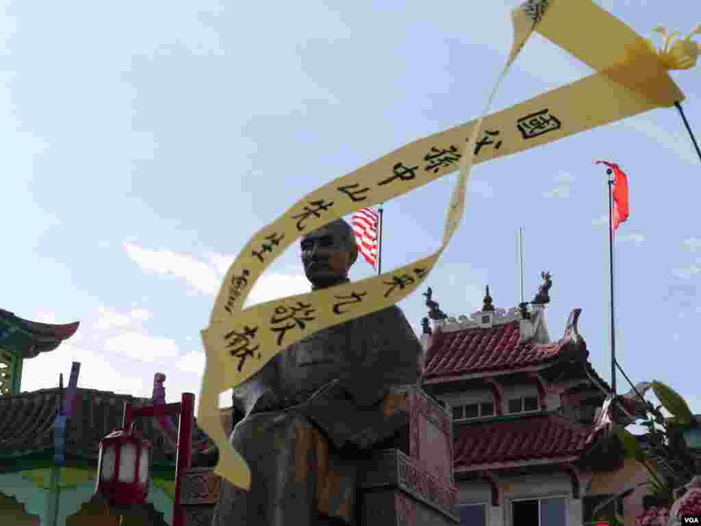 門樓內廣場的孫逸仙銅像(美國之音國符拍攝)