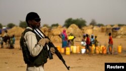 Un soldat nigérien monte la garde dans un campement de la ville de Diffa, le 18 juin 2016.
