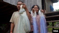 The husband and wife live near the Sesan River in Phluk village of Stung Treng province. (Sun Narin/VOA Khmer)