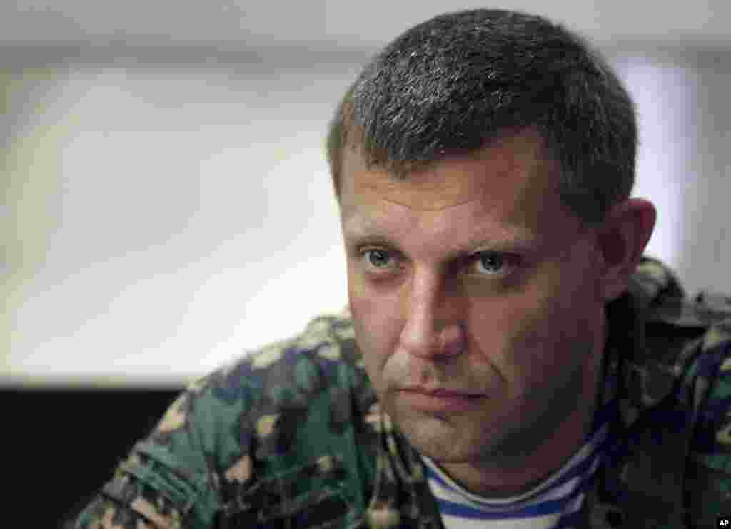 "Прем'єр-міністр ДНР" Олександр Захарченко заявляє, що готовий до переговорів з урядом України. При цьому вимоги скласти зброю Захарченко відкидає.