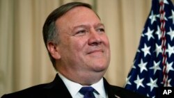 Novi državni sekretar SAD, Majk Pompeo, tokom ceremonijalnog polaganja zakletve u Stejt dipartmentu, u Vašingtonu, 2. maja 2018.