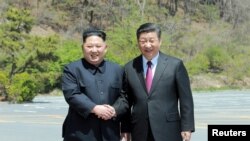 北韓領導人金正恩和中國國家主席習近平在中國大連會談。 (朝中社照片)
