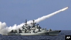 中國戰艦在南中國海的軍事演習中實彈射擊（資料照片）