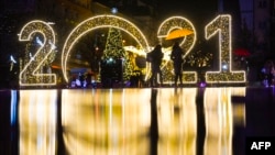 Warga menyambut tahun baru 2021 di Pristina, Kosovo. 