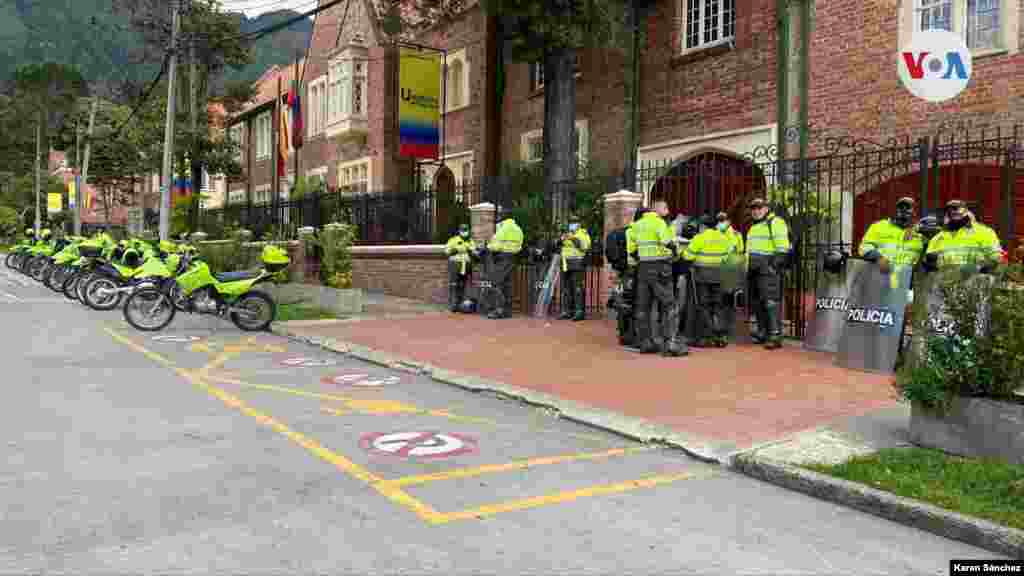 Uniformados de la Polic&#237;a custodiando calles de Bogot&#225;, cerca a los puntos de encuentro de las protestas. [Foto Karen S&#225;nchez/VOA].