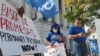Representantes de la Alianza Nacional TPS en las afueras del Congreso en Washington DC para pedir su inclusión en Ley de presupuesto que se apresta a discutir el pleno luego de dar por cerrado acuerdo para echarla adelante. [Foto VOA/Tomás Guevara]
