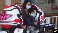 遊客在台灣台北市台北兒童遊樂園戴上口罩，以防止新的冠狀病毒傳播。 (2020年4月11日)