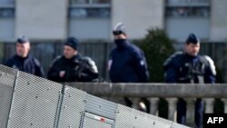 Des policiers à une barrière anti-émeute à l'ancien aéroport de Notre-Dame-des-Landes, à Nantes, le 19 mars 2018.