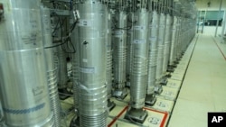 ARHIVA - Centrifuge za obogaćivanje uranijuma u nuklearnom postrojenju Natanc