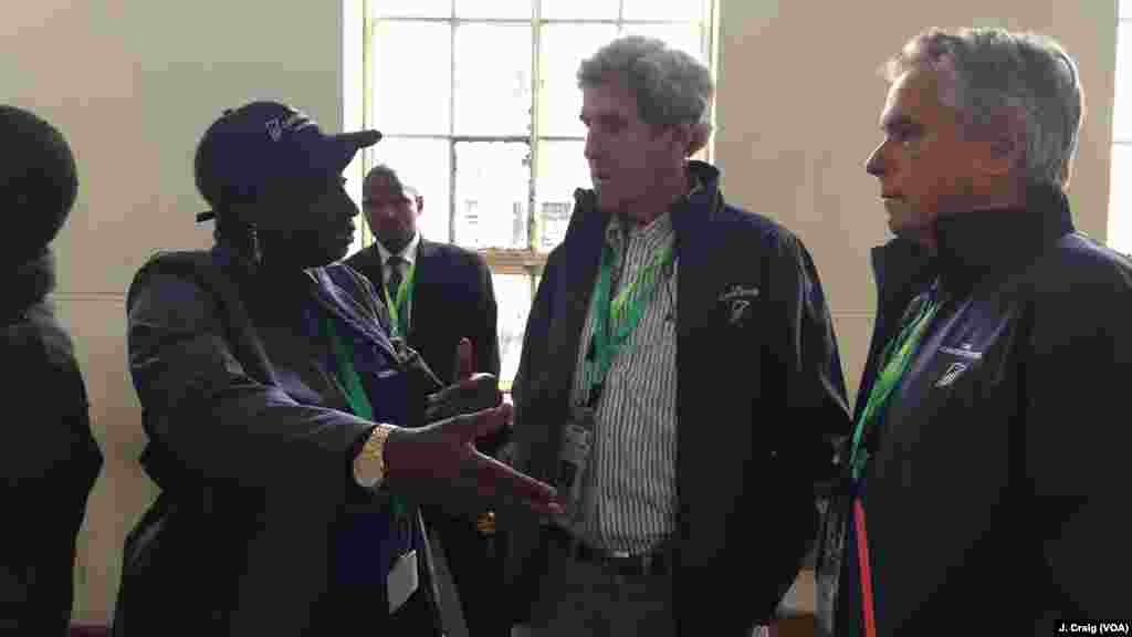 Tsohon sakataran harkokin wajen Amurka John Kerry tare da firaminstan kasar Senegal Amina Toure daga cibiyar masu sa ido a zabe ta gidauniyar Carter sun yi tattaki zuwa makarantar Westands dake Nairobi. 