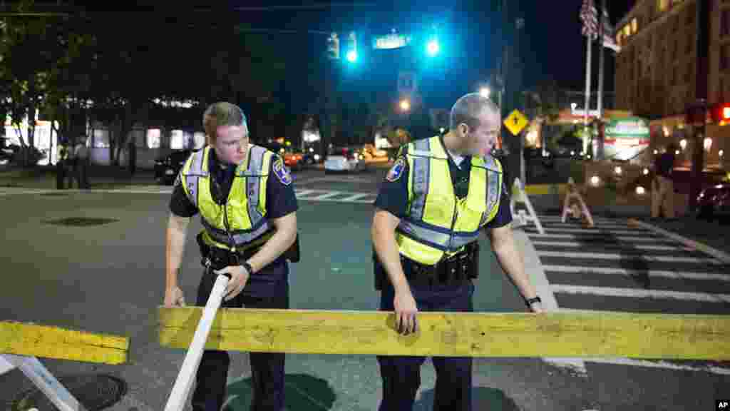 La police ferme une section de la rue Calhoun, près de l'église AME Emanuel où un homme armé a ouvert le feu et tué neuf personnes mercredi 17 juin 2015 à Charleston, Caroline du Sud 