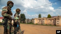 Soldados patrullan las calles de Soweto, Sudáfrica. El país cuplió ya cuatro semanas de estar bajo confinamiento obligatorio. La movilización de militares preocupa a algunos de que esto genere abusos y violencia.