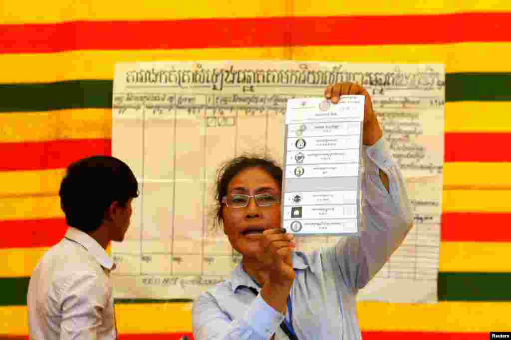 An election official shows a ballot paper in Phnom Penh, July 28, 2013.