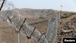 Pagar perbatasan di luar pos pemeriksaan Kitton di perbatasan dengan Afghanistan di Waziristan Utara, Pakistan, 18 Oktober 2017. 