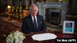 Kralj Čarls Treći tokom obraćanja povodom smrti svoje majke kraljice Elizabete Druge (Foto: AFP/Yui Mok)