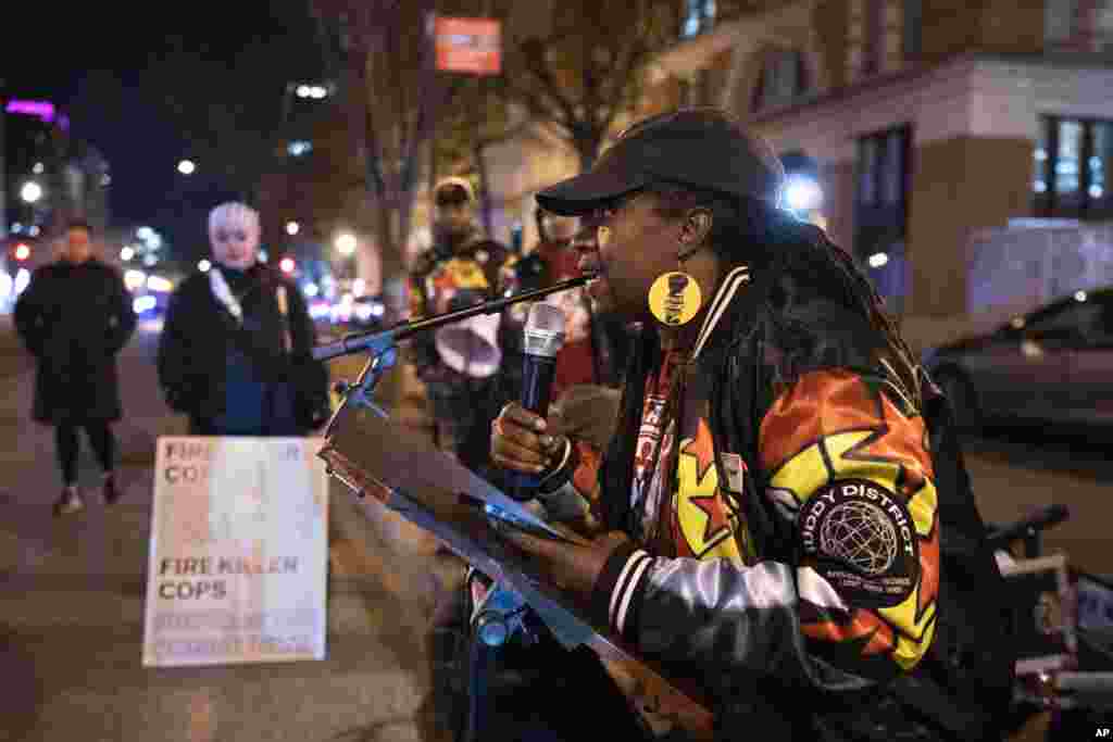 La activista Neenee Taylor habla en un mitin en Washington, durante las protestas por la muerte de Tyre Nichols, un hombre negro que murió luego de ser golpeado por policías en Memphis el 7 de enero. 