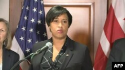 Muriel Bowser, alcaldesa del Distrito de Columbia, habla del estado de emergencia por coronavirus. 
