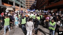 Ratusan pengunjuk rasa berunjuk rasa di luar kantor Departemen Imigrasi di Sydney, Australia, Senin, 12 Agustus 2019. Tiga pembunuh termasuk di antara 81 orang asing yang baru-baru ini dibebaskan di pusat penahanan migran Australia. (Foto: Ilustrasi/AP)
