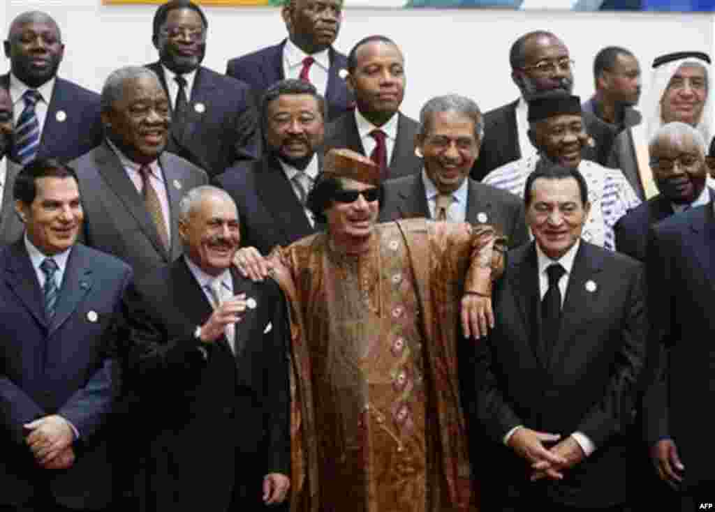 Mouammar Kadhafi, et plusieurs leaders politique en afrique, posent pour une prise de photos.