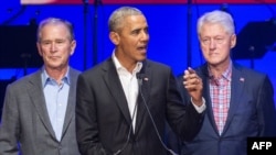 Barack Obama, Geoge W. Bush, Bill Clinton, dalam konser di College Station, Texas, 21 Oktober 2017. 