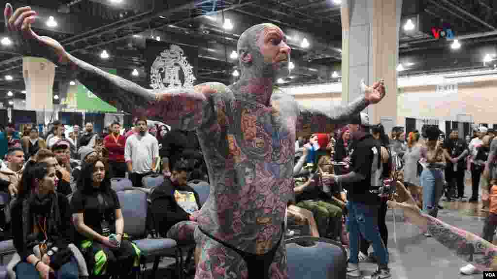 Durante el evento se produce una competencia. Los lugares son otorgados por un jurado de figuras reconocidas en el mundo del tatuaje contemporáneo. 