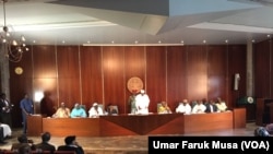 Shugaba Buhari yayinda yake karbar 'yan matan Chibok a fadarsa ta Aso Rock a Abuja