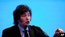 ARCHIVO - El presidente de Argentina, Javier Milei, habla durante el Foro Económico Internacional de las Américas, en Buenos Aires, Argentina, el martes 26 de marzo de 2024.
