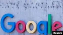 Logo dari raksasa teknologi Google terlihat di pintu masuk salah satu gedung perusahaan itu di San Diego, California, pada 9 Oktober 2024. (Foto: Reuters/Mike Blake)