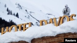Un policía suizo vigila el área del Hotel del Congreso de Davos, Suiza, antes del Foro Económico Mundial. Enero 21 de 2019.