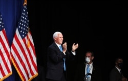 El vicepresidente Mike Pence aplaude en el Centro de Convenciones de Charlotte en Charlotte, el lunes 24 de agosto de 2020.