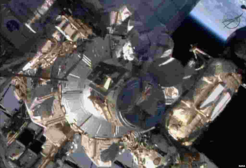 Insinyur penerbangan Michael Hopkins dan Rick Mastracchio berjalan di luar angkasa di luar Stasiun Antariksa Internasional (21/12). (Foto: NASA)