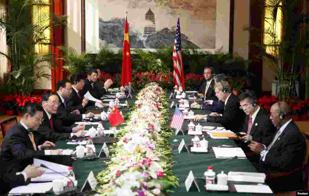 2009年10月29日,中国副总理王岐山等人同美国农业部长维尔萨克,商务部长骆家辉,贸易代表科克,驻华大使洪博培在杭州举行美中商贸联委会会议。从图片上看,坐在王岐山两侧的是农业部长孙政才和商务部长陈德铭。洪博培大使曾告诉美国之音:“王岐山是个出色的谈判代表,非常流畅,非常聪明。他和美国人打交道太久了,知道怎么玩我们。他非常非常狡猾。我曾经和他一起参加那些谈判,看着他的方式,学到了很多。”