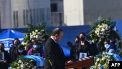 El presidente de Guatemala, Alejandro Giammattei, el 12 de marzo de 2021, tras la llegada al país de los ataúdes con los restos de los migrantes guatemaltecos que fueron encontrados asesinados en el estado norteño de Tamaulipas.