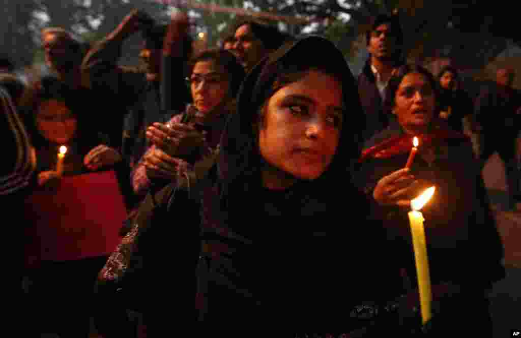 Warga berpartisipasi dalam doa bersama untuk kesembuhan korban pemerkosaan brutal dalam bus di New Delhi (26/12). (AP/Saurabh Das)