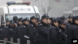 去年五月北京警察严阵以待应对准备参加茉莉花行动的民众