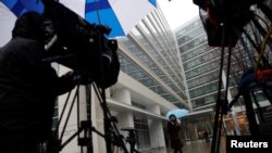 媒体3月21日守候在特别检察官穆勒的办公室外面。