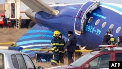 阿塞拜疆航空公司一架客机在哈萨克斯坦阿克套市附近坠毁后现场展开救援和检验工作。（2024年12月25日）