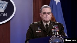 El general del ejército Mark Milley, presidente del Estado Mayor Conjunto, realiza una conferencia de prensa en el Pentágono en Arlington, Virginia, el 18 de agosto de 2021.