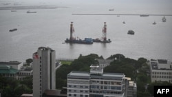 2023 年 8 月 2 日的航拍照片顯示馬尼拉灣外的美國大使館建築群（前景）和填海地點（左上角）。 (美聯社)