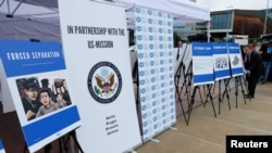 Dolkun Isa, Presiden Kongres Uighur Dunia, memajang foto-foto warga Uighur yang hilang atau diduga ditahan di kamp-kamp interniran di Xinjiang, China di depan kantor Dewan HAM PBB di Jenewa, Swiss (16/9). 