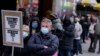 Archivo - Decenas de personas hacen fila para someterse a una prueba de COVID-19 en Times Square, Nueva York, el 13 de diciembre de 2021. 