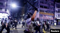 香港警察2019年8月14日在深水埗與反送中抗議者發生衝突。